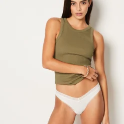 Tanga V-shape Détails Dentelle