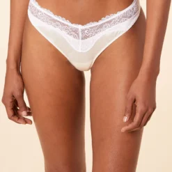 String En Soie Et Dentelle