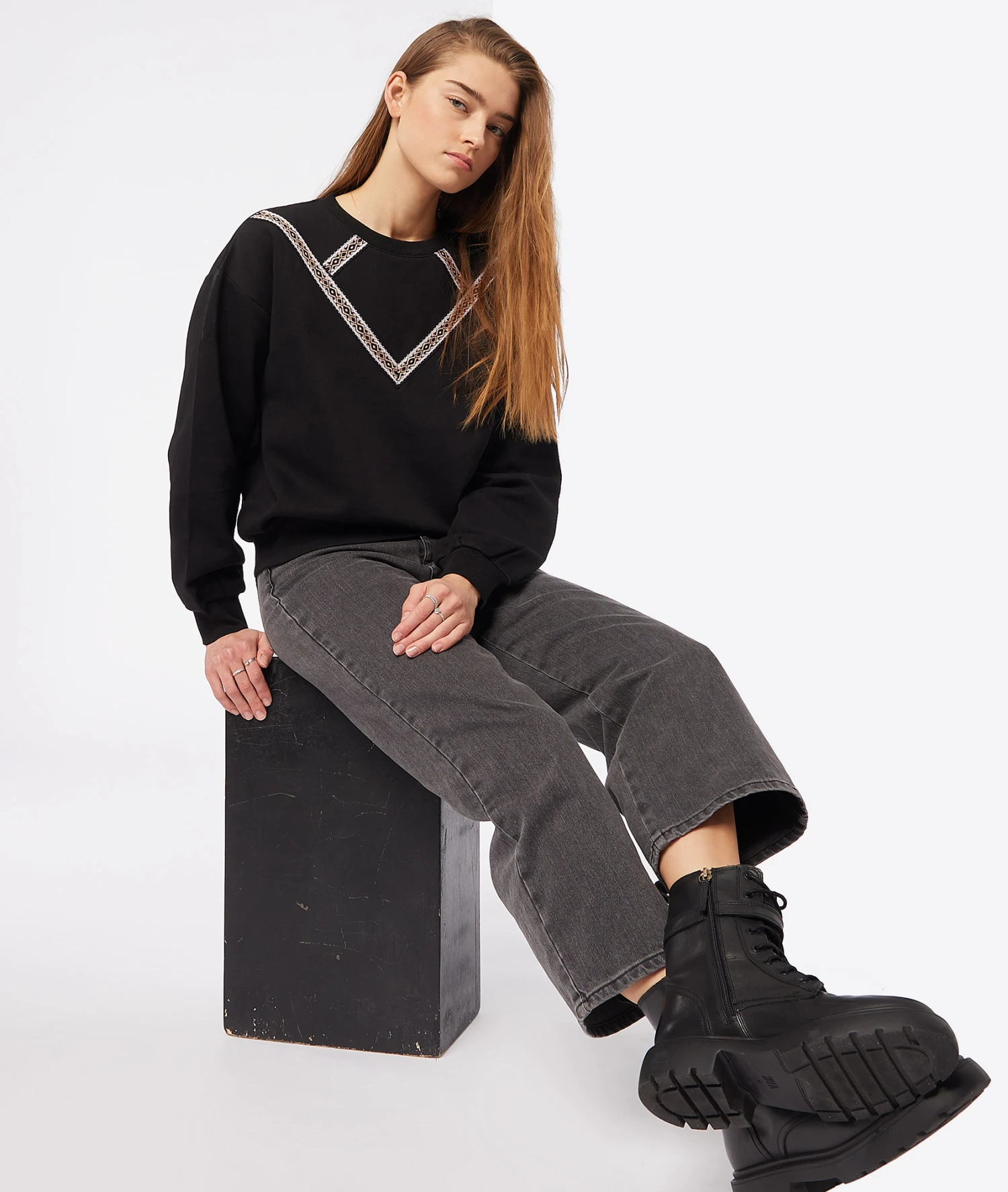 Sweat Détails Broderie 3 Sweat Détails Broderie – Image 3