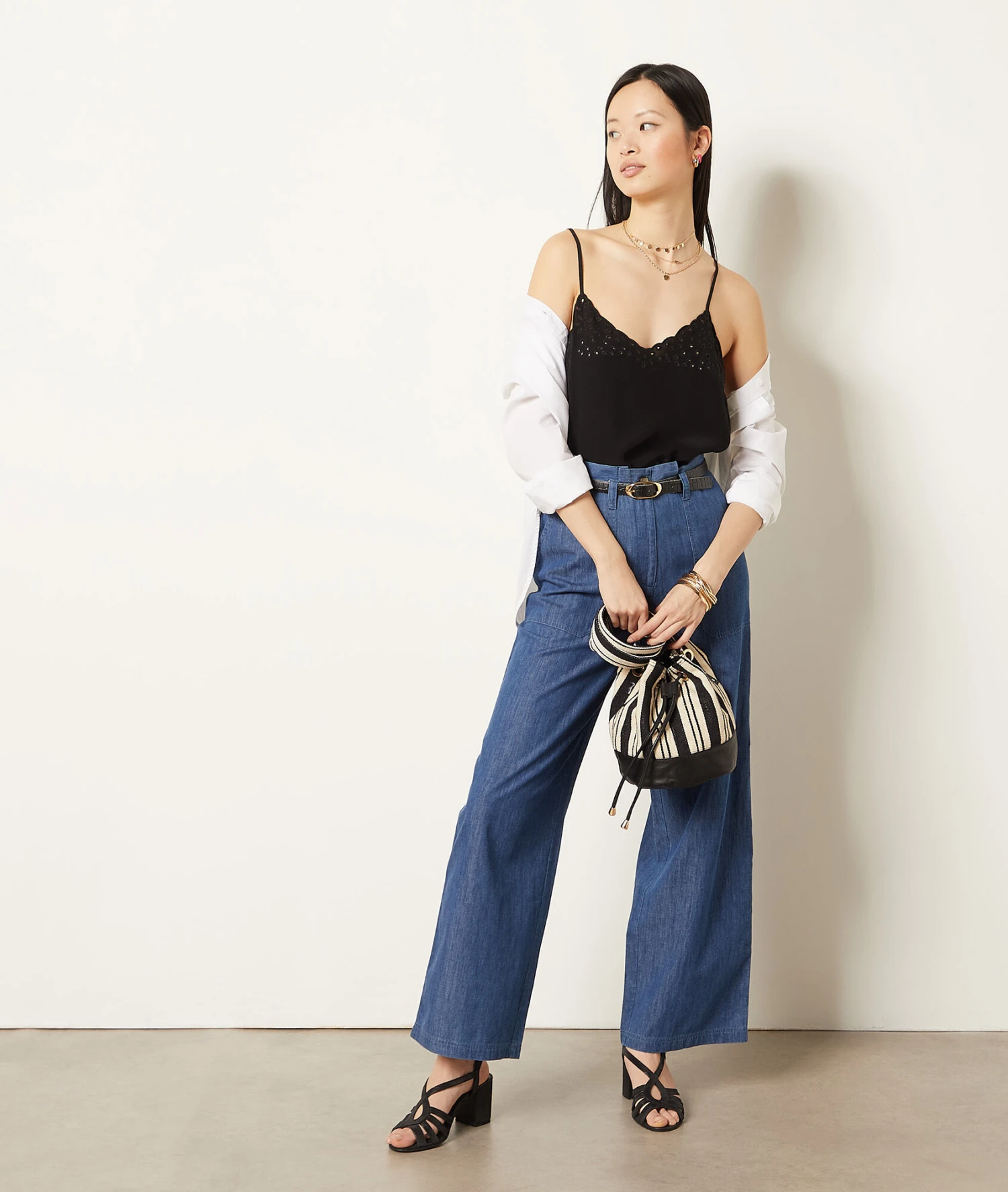 Caraco Détails Broderie 3 Caraco Détails Broderie – Image 3