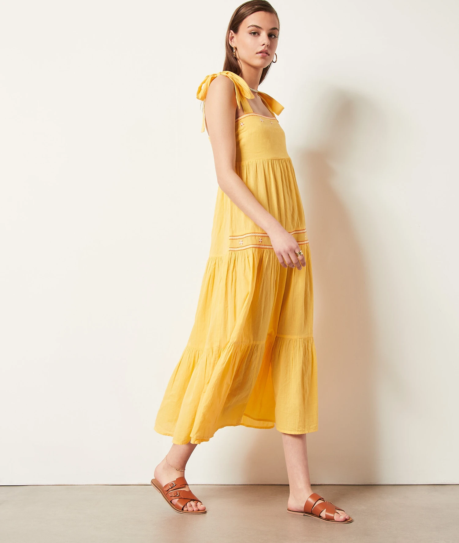 Robe à Bretelles Détails Broderie 3 Robe à Bretelles Détails Broderie – Image 3