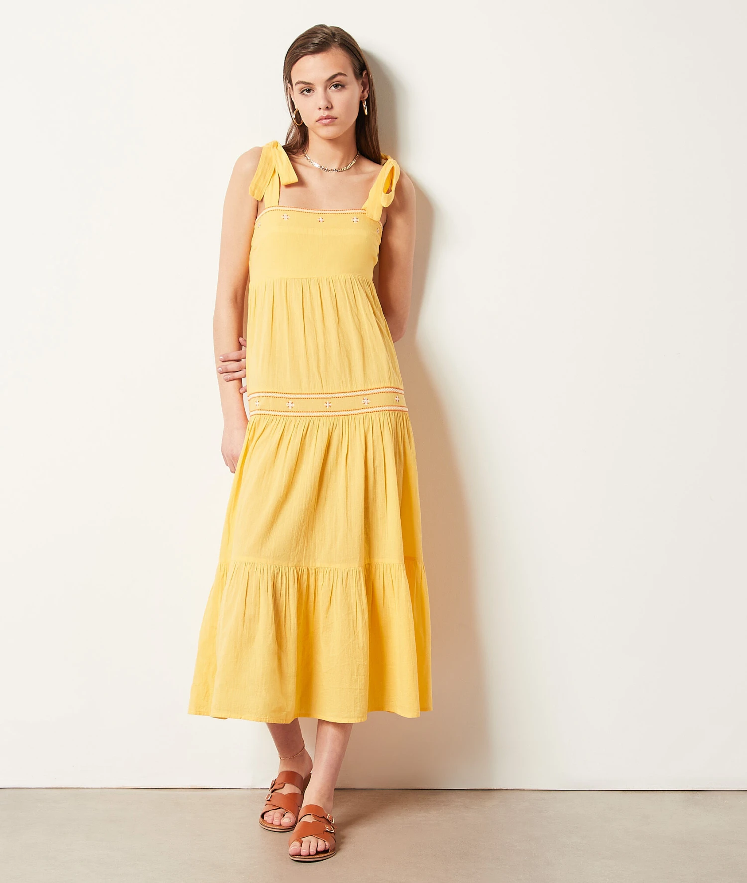 Robe à Bretelles Détails Broderie 5 Robe à Bretelles Détails Broderie – Image 5